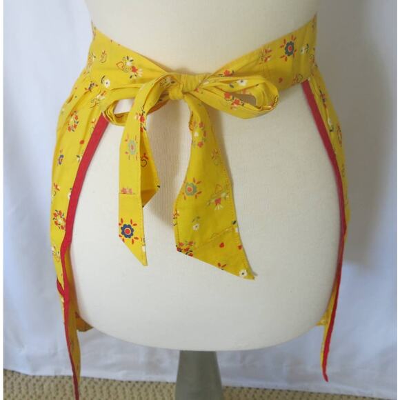 VINTAGE 1950/1960 Half Apron Handmade Hearts Flowers Ric Rac Pockets Yellow/Red - Picture 2 of 9